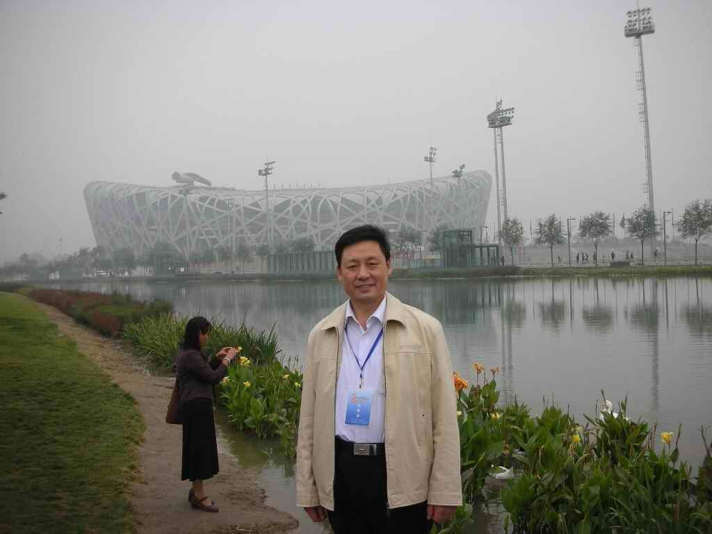 朱洪幸先生在北京国家体育场(鸟巢)湖畔 朱洪幸先生在北京国家体育场(鸟巢)湖畔