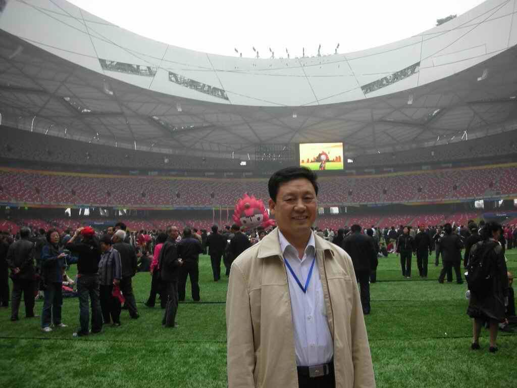 朱洪幸先生在北京国家体育场(鸟巢)场内 朱洪幸先生在北京国家体育场(鸟巢)场内
