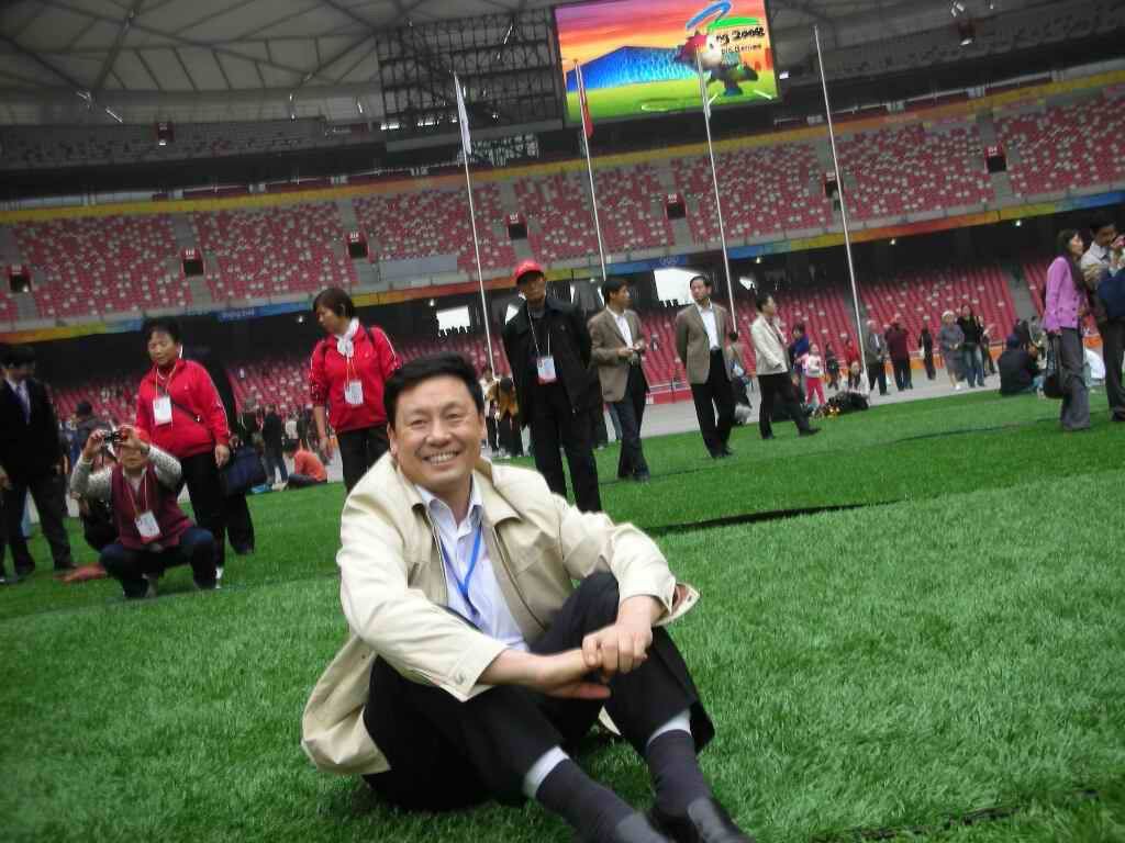 朱洪幸先生在北京国家体育场草坪上 朱洪幸先生在北京国家体育场草坪上