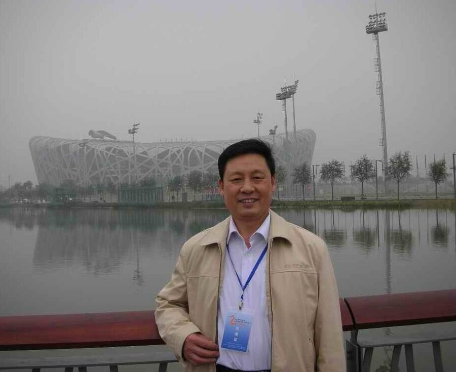朱洪幸先生在北京国家体育场（鸟巢）前留影