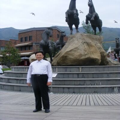 朱洪幸先生在骏马雕塑前留影 朱洪幸先生在骏马雕塑前留影