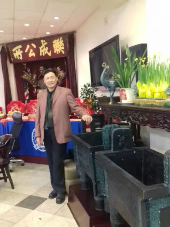 朱洪幸先生在曼哈顿唐人街联成公所，普选鼎在此展出