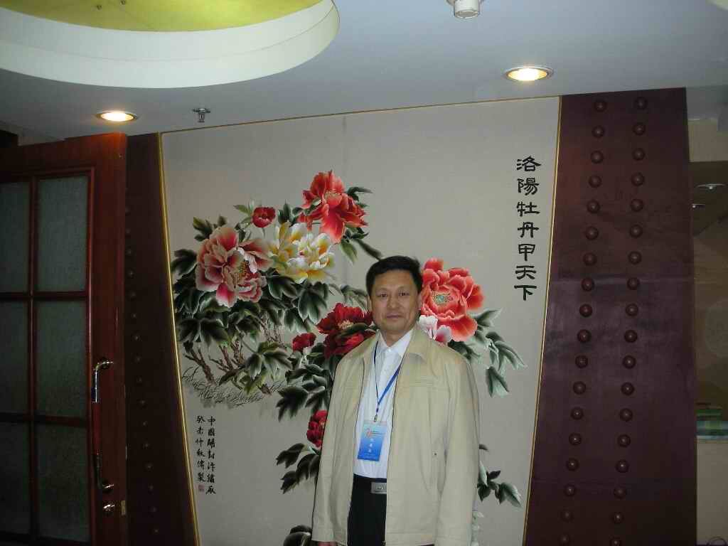 朱洪幸先生在“洛阳牡丹甲天下”牡丹画前 朱洪幸先生在“洛阳牡丹甲天下”牡丹画前